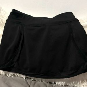 Old Navy Active black skirt with shorts size small (6-7) regular